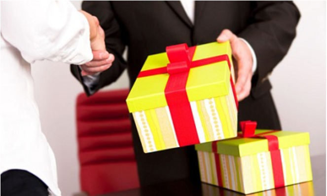 Hướng dẫn xử lí chi phí quà tết tặng cho khách hàng và nhân viên