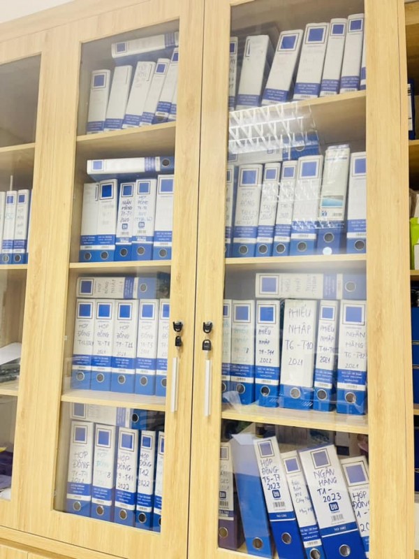 góc làm việc gọn gàng của kế toán